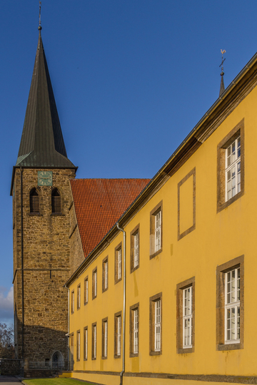 Abbildung des Amtsgerichts nebst Kirche