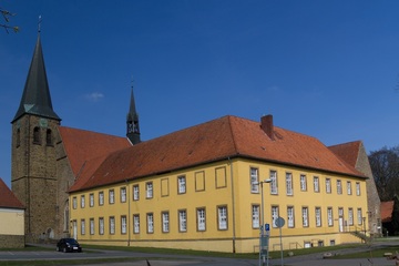 Seiten- und Vorderansicht des Amtsgerichts Bersenbrück